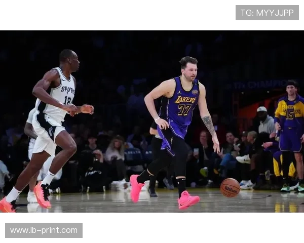 劲爆NBA最新赛场激烈风云巨星表现再度引发全联盟全面持续热议 劲爆NBA最新赛场激烈风云巨星表现再度引发全联盟全面持续热议